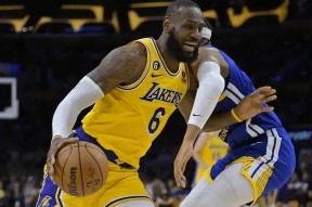 詹姆斯迎来二十赛季出色发挥，塞尔维亚队观众热烈欢呼！比赛高潮迭起的简单介绍