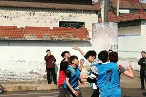 包含摩托车赛赛场再起风云：洞庭赤兔队击败皖江火箭队，脚步移动更到位韧性与执行并存的词条