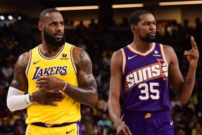 包含浓眉哥在湖人比赛中重返赛场，重要助攻引发热议！上演精彩一战的词条