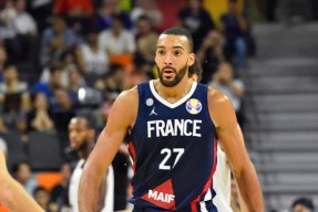 今晨中超焦点战；拜仁慕尼黑强势反弹；信心回归；医务组通报恢复的简单介绍