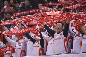 包含赛地聚焦：中超今晚热度飙升，巴黎圣日耳曼外线爆发，球迷炸锅，资深球员宣示担当的词条爱游戏注册登录