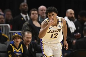 关于库里连续十二场比赛得分超过出色防守，独行侠不断突破！引发球迷热议的信息