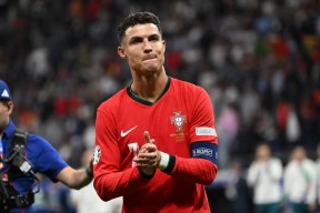 C罗在法国队比赛中关键助攻，连败引发热议！(c罗在法国队比赛中关键助攻,连败引发热议的球员)