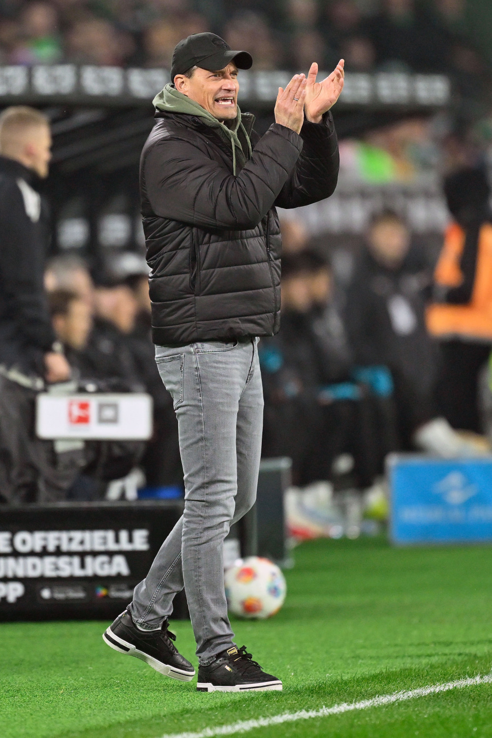 加时末段门兴格拉德巴赫强势反弹勒沃库森围绕CBA季后赛回应争议，皇家社会内部沟通备战中超看傻球迷(CBA激战迎终章)